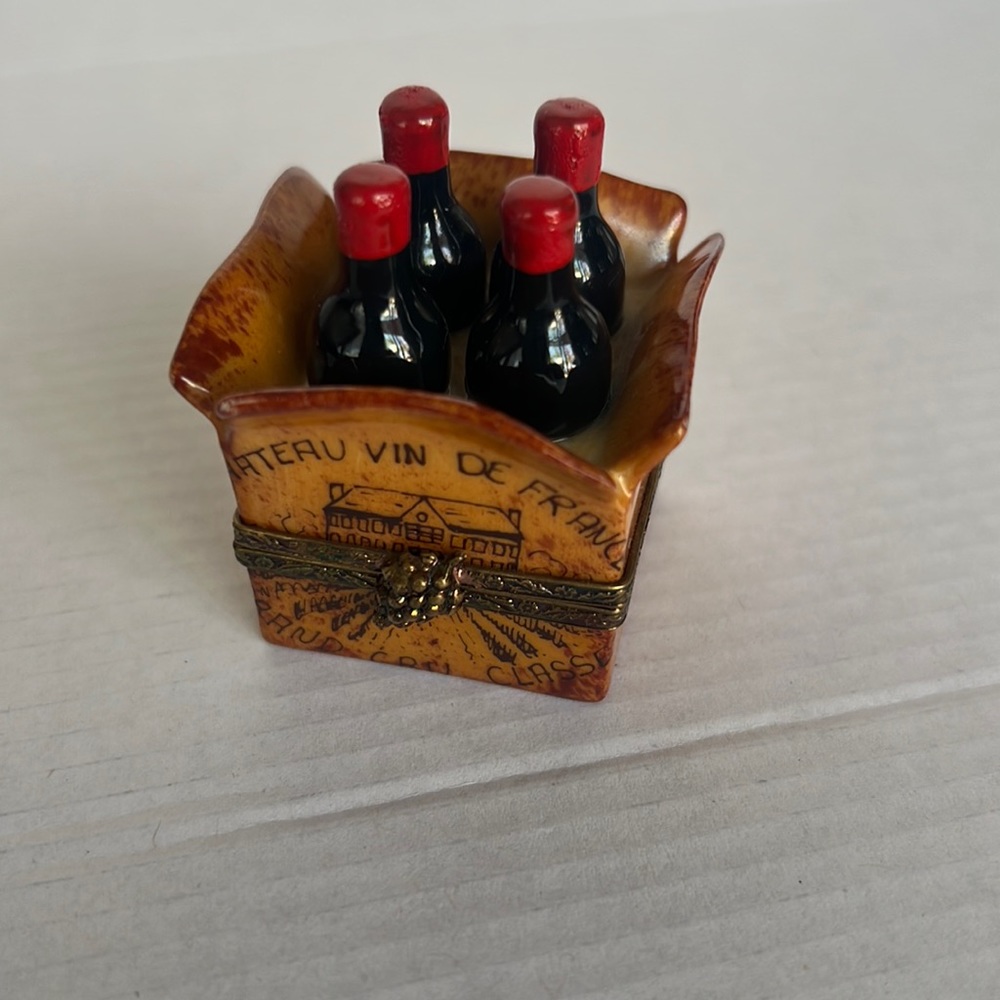 AUTHENTIC LIMOGES BOX W 4 wine bottles